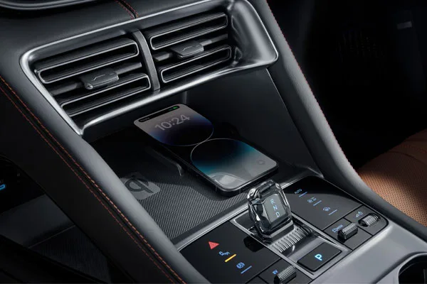 BYDSEALUDMiInteriorWirelessPhoneCharging