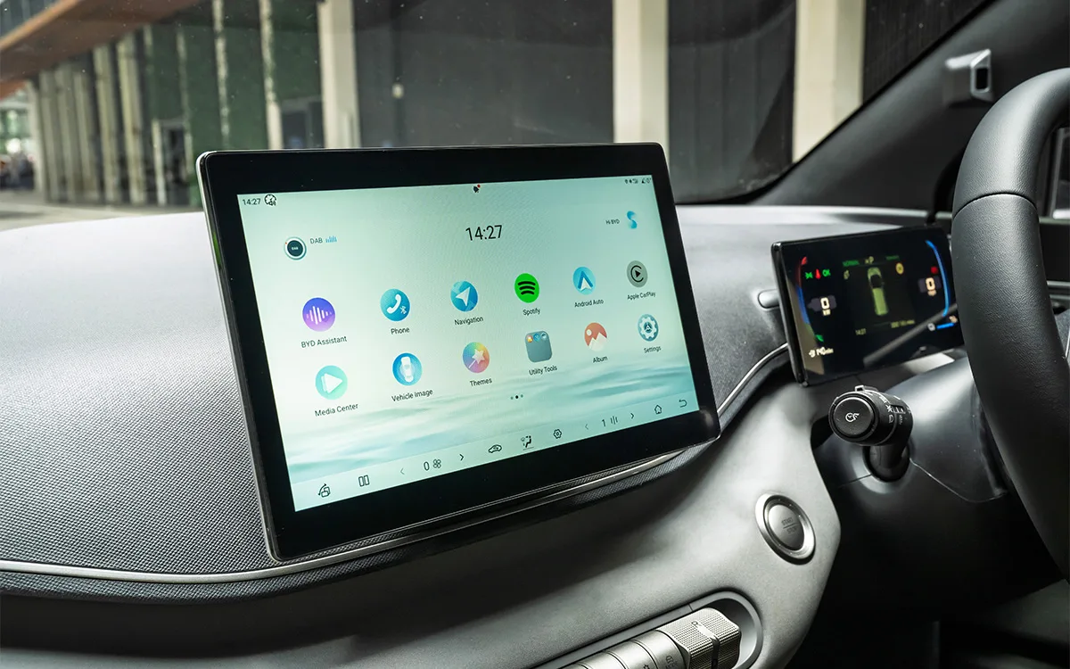 DOLPHIN SURF infotainment